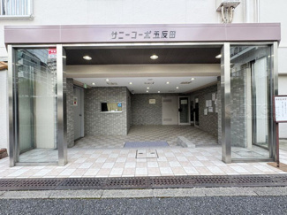【エントランス】 | お客様を、そして住人を出迎えてくれるマンションのエントランス。ゴミが落ちていないことからも、管理状態の良さや住民の節度の高さが見て取れます。～即日のご見学可能～　お問合せはお気軽にどうぞ。
