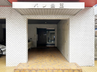 【エントランス】 | お客様を、そして住人を出迎えてくれるマンションのエントランス。ゴミが落ちていないことからも、管理状態の良さや住民の節度の高さが見て取れます。～即日のご見学可能～　お問合せはお気軽にどうぞ。