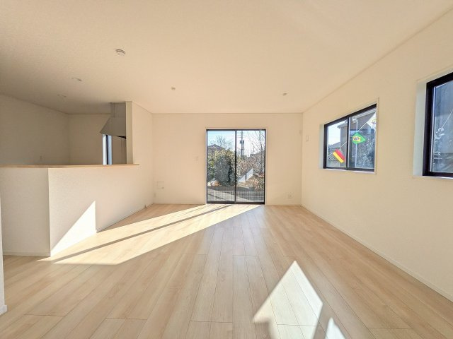 八王子市　川口町　新築一戸建て　８６期の居間・リビング|～18.0帖の明るいLDKで、家族団欒の時間をお過ごしいただけます～