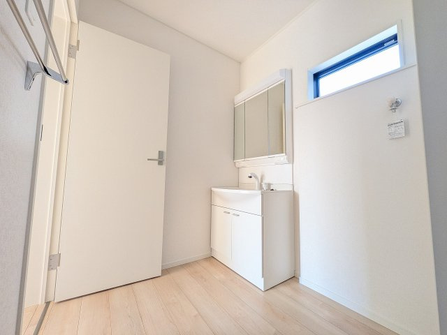 八王子市　川口町　新築一戸建て　８６期の脱衣所|～窓付きで明るい洗面所　換気もしやすいです～