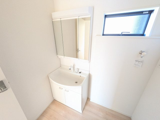 八王子市　川口町　新築一戸建て　８６期の独立洗面台|～３面鏡付きの独立洗面台　細々している物をスッキリ収納出来ます～