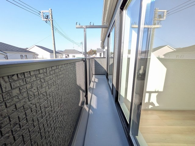 八王子市　川口町　新築一戸建て　８６期のバルコニー|～二部屋から出入りができるので非常に便利です～