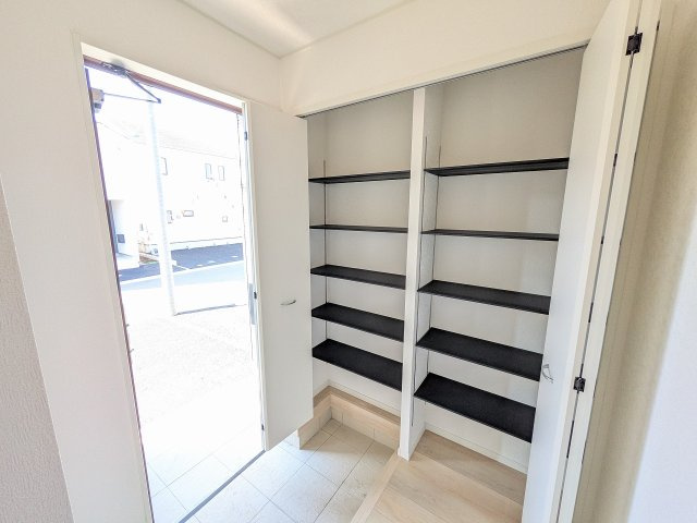 八王子市　川口町　新築一戸建て　８６期の玄関|～収納力の高いシューズクローゼット完備～