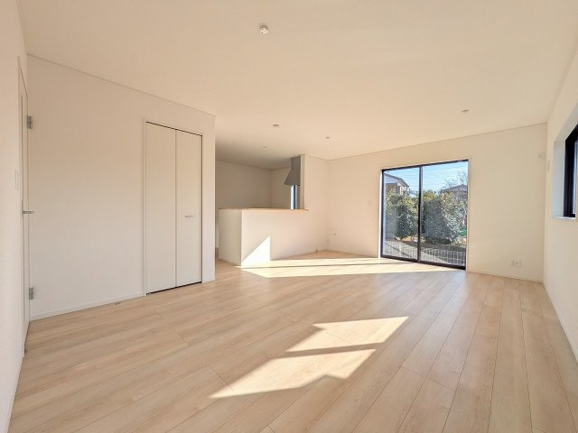 八王子市　川口町　新築一戸建て　８６期の居間・リビング|～18.0帖の明るいLDKで、家族団欒の時間をお過ごしいただけます～