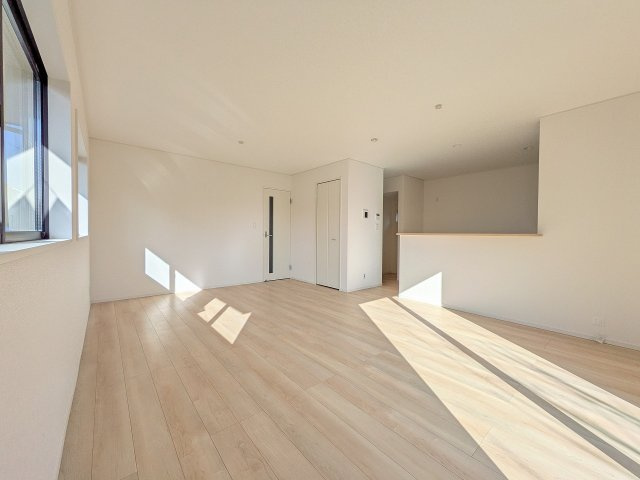 八王子市　川口町　新築一戸建て　８６期の居間・リビング|～18.0帖の明るいLDKで、家族団欒の時間をお過ごしいただけます～