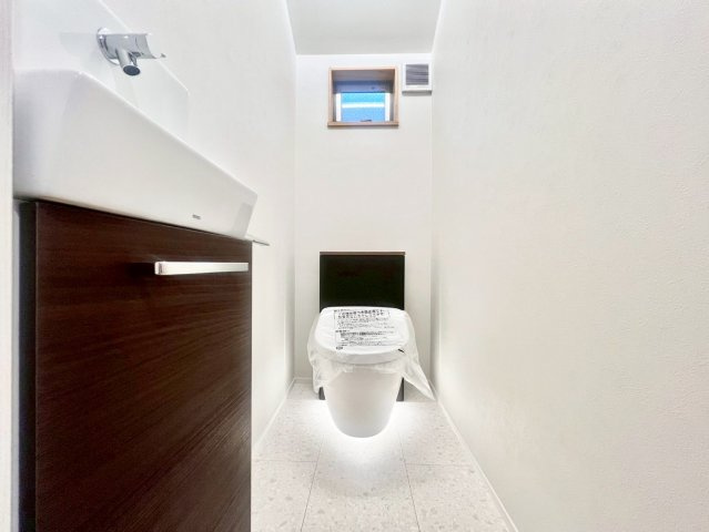 杉並区上荻3丁目　新築戸建のトイレ|手洗い場を完備したタンクレスタイプを採用！収納も確保しているためペーパーなどの収納力有り！(2025.09.18撮影)

ご内見希望・資料請求などお気軽にお問い合わせ下さい！
03-5990-5201