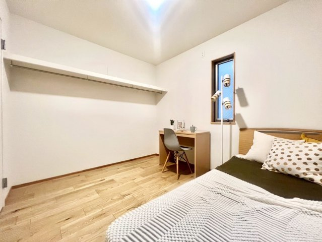 杉並区上荻3丁目　新築戸建の洋室|全居室収納付きですので、お部屋を有効的に使うことが出来ます！(2025.09.18撮影)

ご内見希望・資料請求などお気軽にお問い合わせ下さい！
03-5990-5201