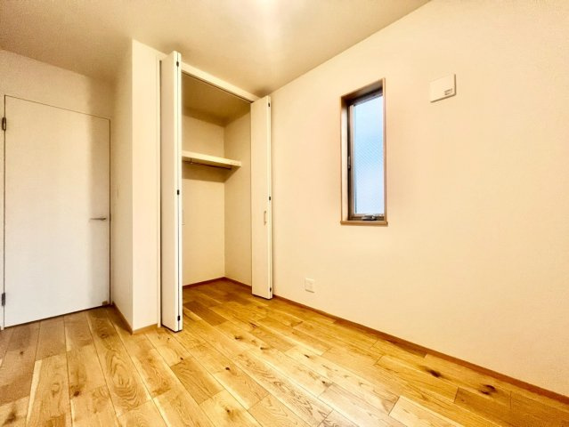 杉並区上荻3丁目　新築戸建の洋室|木目調で落ち着いた雰囲気の内装は、どんなインテリアにも合わせやすいデザイン。(2025.09.18撮影)

ご内見希望・資料請求などお気軽にお問い合わせ下さい！
03-5990-5201