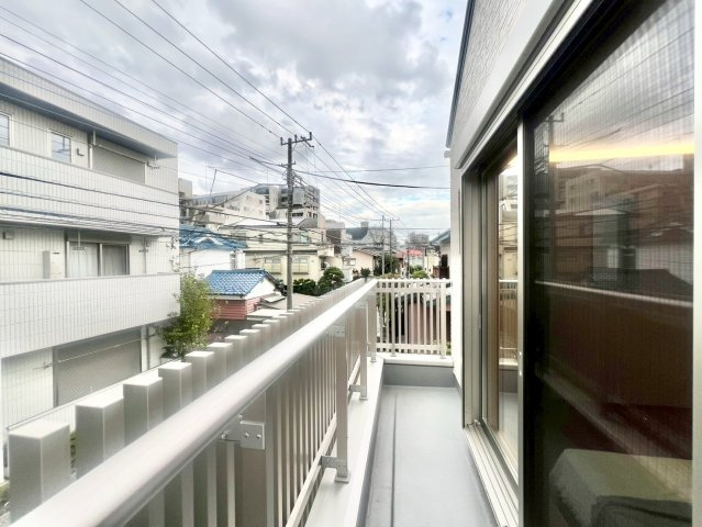 杉並区上荻3丁目　新築戸建のバルコニー|朝の澄んだ空気や、夕方の清々しい風を五感で感じられるバルコニー！(2025.09.18撮影)

ご内見希望・資料請求などお気軽にお問い合わせ下さい！
03-5990-5201