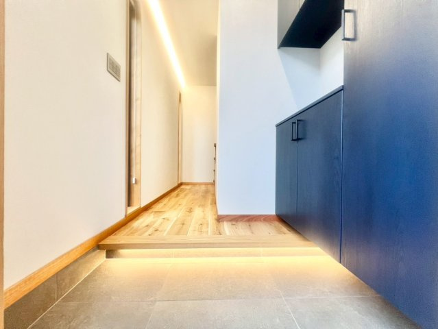 杉並区上荻3丁目　新築戸建の玄関|玄関横にはシューズボックスがついているため、片付いた玄関がキープできます！(2025.09.18撮影)

ご内見希望・資料請求などお気軽にお問い合わせ下さい！
03-5990-5201