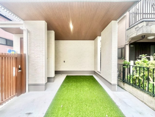 杉並区上荻3丁目　新築戸建の駐車場|カースペースもしっかり確保。車での移動が欠かせないファミリーにも嬉しいプランです。(2025.09.18撮影)

ご内見希望・資料請求などお気軽にお問い合わせ下さい！
03-5990-5201