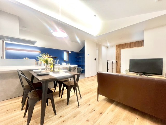 杉並区上荻3丁目　新築戸建の居間・リビング|2階リビングは外からの視線が気にならない、寛ぎのプライベート空間！(2025.09.18撮影)

ご内見希望・資料請求などお気軽にお問い合わせ下さい！
03-5990-5201