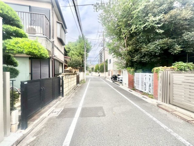 杉並区上荻3丁目　新築戸建の前面道路含む現地写真|良好な住環境が守られてきた、第一種低層住居専用地域の住宅街です。(2025.09.18撮影)

ご内見希望・資料請求などお気軽にお問い合わせ下さい！
03-5990-5201