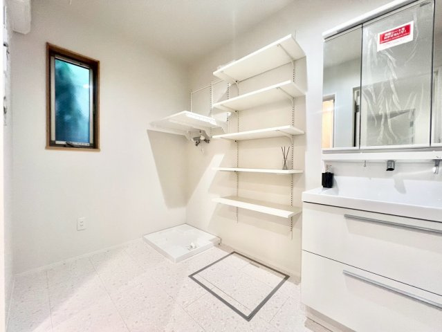 杉並区上荻3丁目　新築戸建の独立洗面台|清潔感のあるプライベート空間は、身だしなみチェックやお肌のお手入れに最適です。(2025.09.18撮影)

ご内見希望・資料請求などお気軽にお問い合わせ下さい！
03-5990-5201