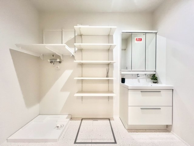 杉並区上荻3丁目　新築戸建の独立洗面台|洗面室には収納付き！バスタオルや洗剤を入れたり、使い方はアイデア次第。(2025.09.18撮影)

ご内見希望・資料請求などお気軽にお問い合わせ下さい！
03-5990-5201