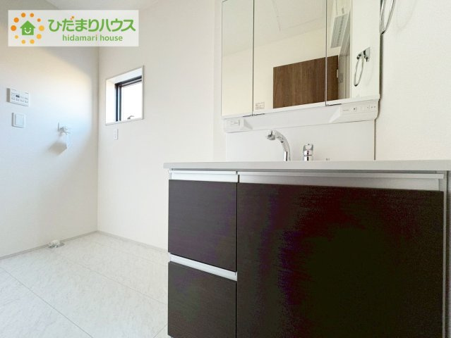 ひたちなか足崎19期　新築戸建　1号棟の独立洗面台|大きな三面鏡の独立洗面。鏡の後ろは収納となっているのでスッキリと整理できます！