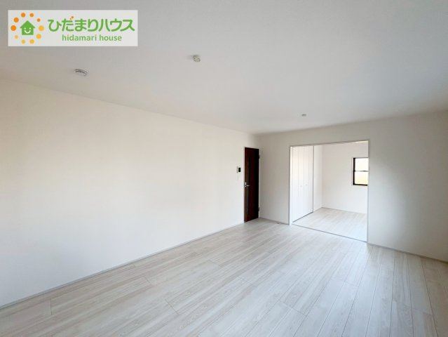 ひたちなか足崎19期　新築戸建　1号棟の居間・リビング|リビングと洋室が続き間設計ですので、大空間を演出できます(^O^)