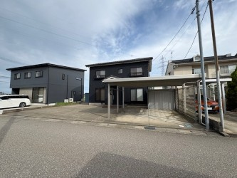 白山市日御子町の中古一戸建の前面道路含む現地写真