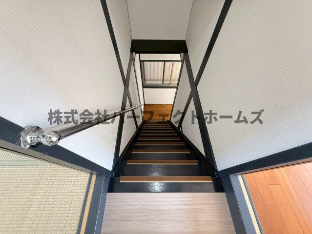 木屋町戸建　賃貸の内装|明るい色調の室内です