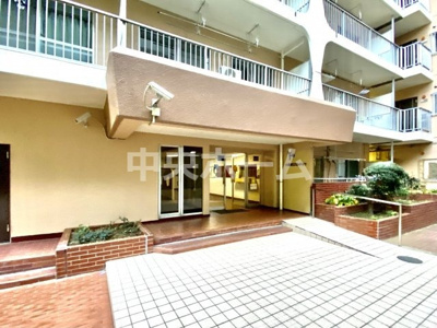 【エントランス】 | 小島第2スカイハイツ | 【エントランス】マンションのエントランスは、その物件の印象を決める、顔とも言える場所です。毎日通る場所ですからきれいなのが一番です。エントランス内はオートロックですので暮らしの安全も確保されています。