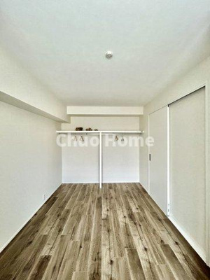 【寝室】 | 小島第2スカイハイツ | 【寝室】心と体をゆったりと安らげる主寝室。寝室のゆとりが大きい分だけ、暮らしの安らぎは深まります。一日の疲れを癒すだけでなく、ご夫婦の親密な語らいを紡ぎ出します