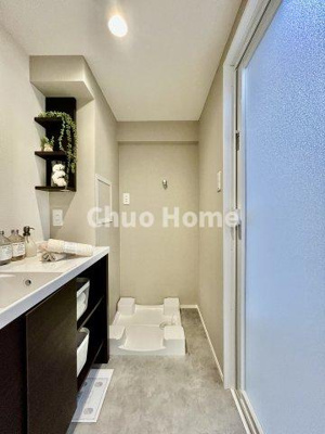 【ランドリースペース】 | 小島第2スカイハイツ | 【ランドリースペース】担当者がスケールを持ち歩いておりますので、ご見学時には現在お使いの洗濯機などがきちんと収まるかなどもチェックして下さい。見学前に測っておくと非常に便利だと思います。