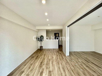 【居間・リビング】 | 小島第2スカイハイツ | 【居間・リビング】「ＬＤＫは家族団らんをデザイン」広いＬＤＫでは家族が集まり一緒の時間を過ごせる工夫がされております。何気ない一日の当たり前のひとコマがいつか一生の宝物になります