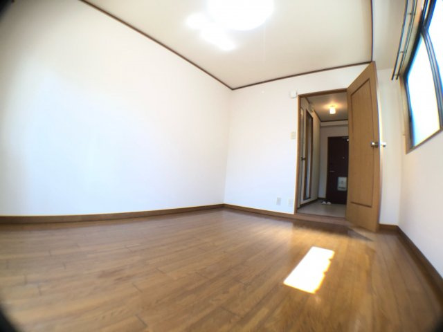 床が落ち着いた色合いで、とても綺麗です！