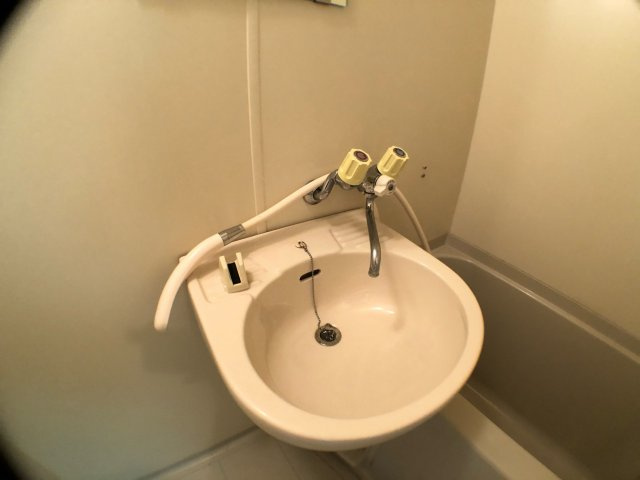 浴室内に洗面台付きです！