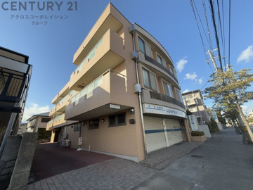 オートロックで外部の人間が簡単に出入りできないため安心です。