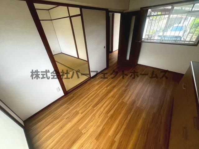 藤が尾4丁目テラスハウス　賃貸の居間・リビング|こちらのリビングで趣味の時間をお楽しみください