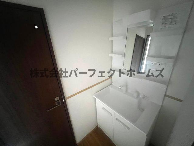 藤が尾4丁目テラスハウス　賃貸の独立洗面台|独立洗面台、小物を置くことができて便利です