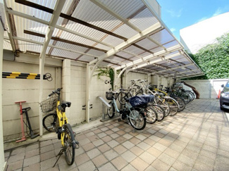 【駐車場】 | バイク置き場。空き区画の有無や駐輪料金、サイズおよび排気量規定などについては、改めてお問い合わせください。～即日のご見学可能～　お問合せはお気軽にどうぞ。
