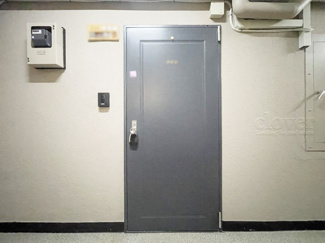 【その他共用部分】 | 皆様をお迎えする、お部屋の玄関ドア。開けやすさや開放角度、ドアノブの操作しやすさや鍵の形状などを、現地で一度ご確認ください。～即日のご見学可能～　お問合せはお気軽にどうぞ。