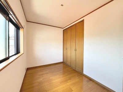 【洋室】 | 八田北町　中古一戸建 | クロス張り替えております♪綺麗な壁紙で部屋が明るく見えて気持ちも明るくなりますね！