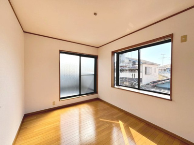 【子供部屋】 | 八田北町　中古一戸建 | ２面採光を確保した明るい室内は、風通しも良く、大変居心地の良い空間となっております♪爽やかな風を感じて起きる朝は、快適生活の始まりに！