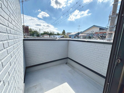 【バルコニー】 | 八田北町　中古一戸建 | 【バルコニー】ワイドバルコニーですので、洗濯物も干しやすいですよ！バルコニー２階と３階にあるので、家事の効率も上がりますね♪