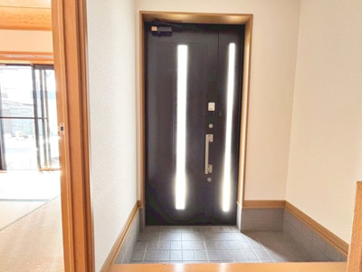 【玄関】 | 八田北町　中古一戸建 | 【玄関】広くて明るい玄関です！シューズボックスも置けますよ！玄関周りもスッキリ片付きますね♪