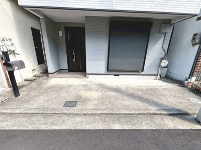 【駐車場】 | 八田北町　中古一戸建 | 【駐車場】ゆとりある駐車スペースですので、駐車の苦手な方も安心ですね♪ママやお子様の自転車も停められますよ！