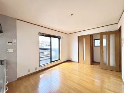 【居間・リビング】 | 八田北町　中古一戸建 | 【プライバシーを守る２階リビング】大きな窓のあるリビングは、陽光あふれる明るい空間です。居心地良く、ご家族皆がゆったり寛げる憩いの空間となりそうです♪