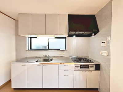 【キッチン】 | 八田北町　中古一戸建 | 【システムキッチン】お料理に集中しやすい壁付けキッチンです！キッチンの前に窓があるので、換気しやすく明るいキッチンです！