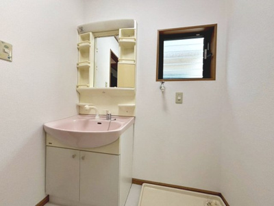 【独立洗面台】 | 八田北町　中古一戸建 | ゆとりのある洗面室ですよ！シャワー付き洗面台ですので、朝の身支度もスムーズにできますね♪