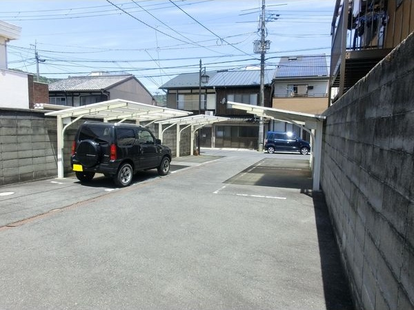 ジョリー三井寺の駐車場