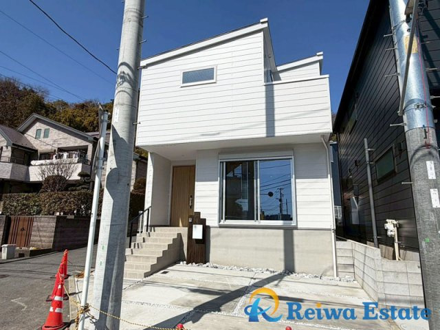 新築戸建　藤沢市大庭の外観|来客時も安心のカースペース2台確保！！（車種による）