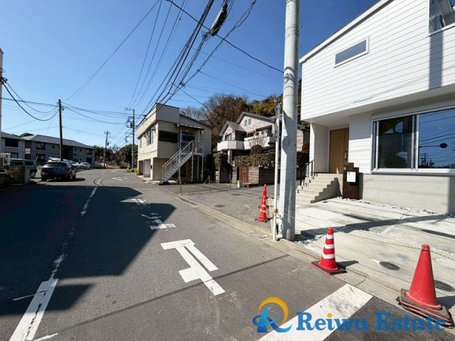 新築戸建　藤沢市大庭の前面道路含む現地写真|前面道路7.9ｍとゆとりのあるアプローチ♪