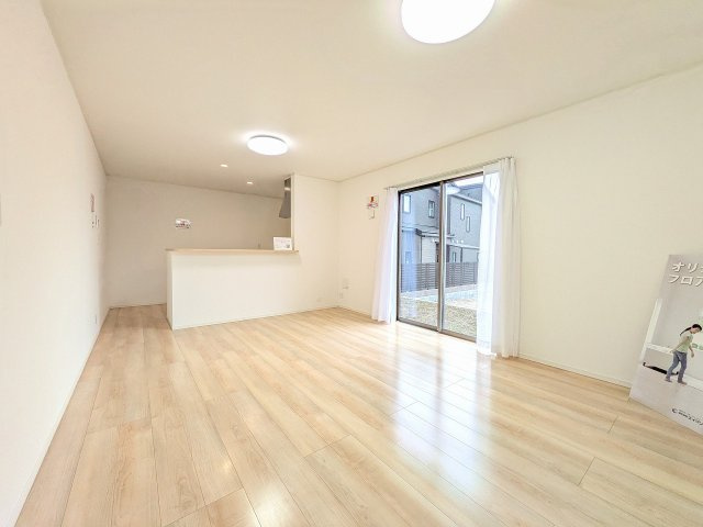 八王子市　川口町　新築一戸建て　８６期の居間・リビング|～16.0帖の明るいLDKで、家族団欒の時間をお過ごしいただけます～
