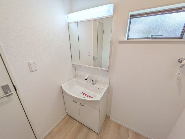 八王子市　川口町　新築一戸建て　８６期の独立洗面台|～３面鏡付きの独立洗面台　細々している物をスッキリ収納出来ます～