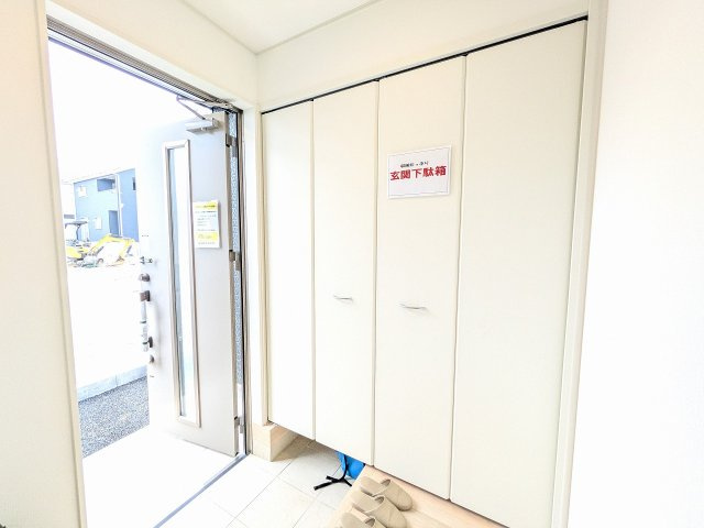 八王子市　川口町　新築一戸建て　８６期の玄関|～収納力の高いシューズクローゼット完備～