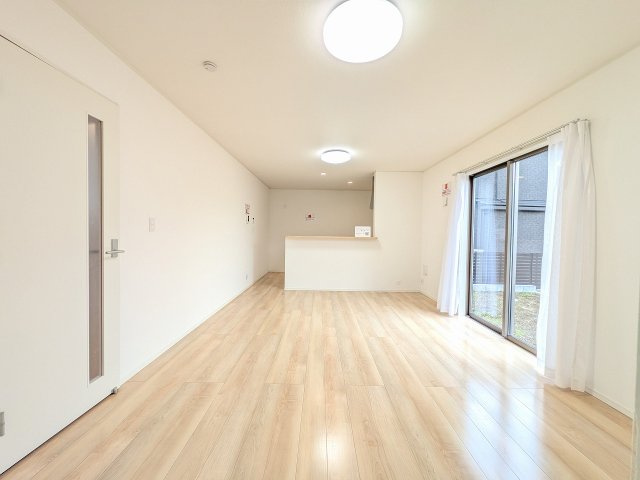 八王子市　川口町　新築一戸建て　８６期の居間・リビング|～16.0帖の明るいLDKで、家族団欒の時間をお過ごしいただけます～