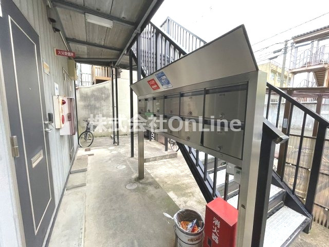 東大阪市三ノ瀬１丁目のアパートのエントランス